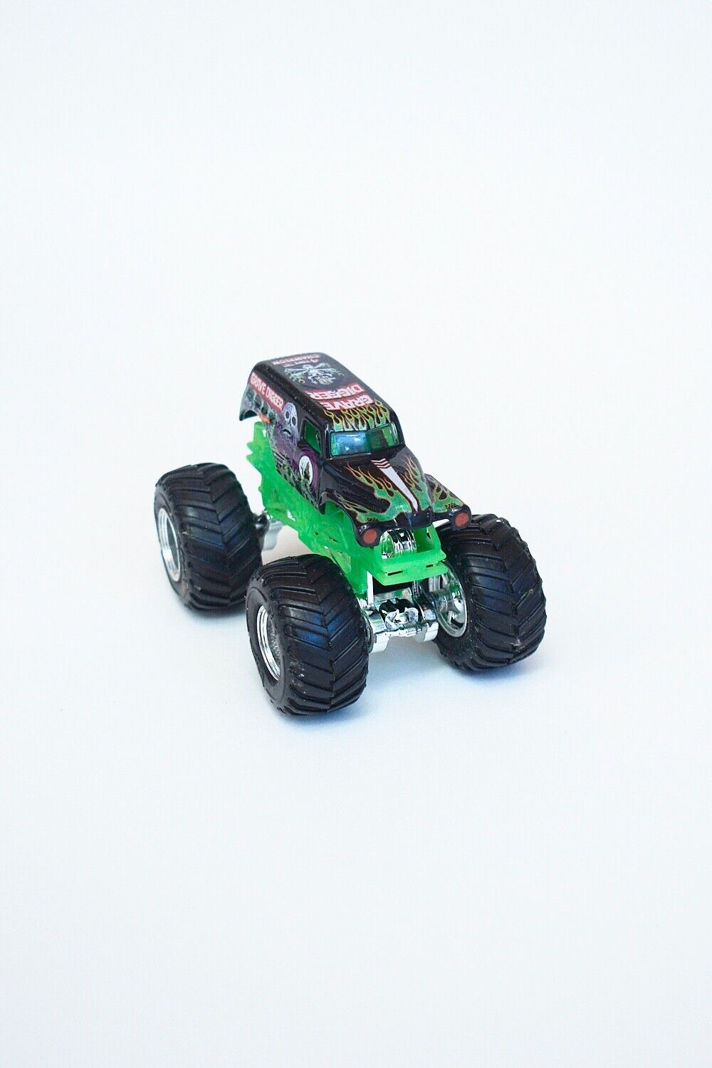 Grave Digger Monster Truck 58701 SML Monster Jam 1:64 Neon chasis chrome rims LN